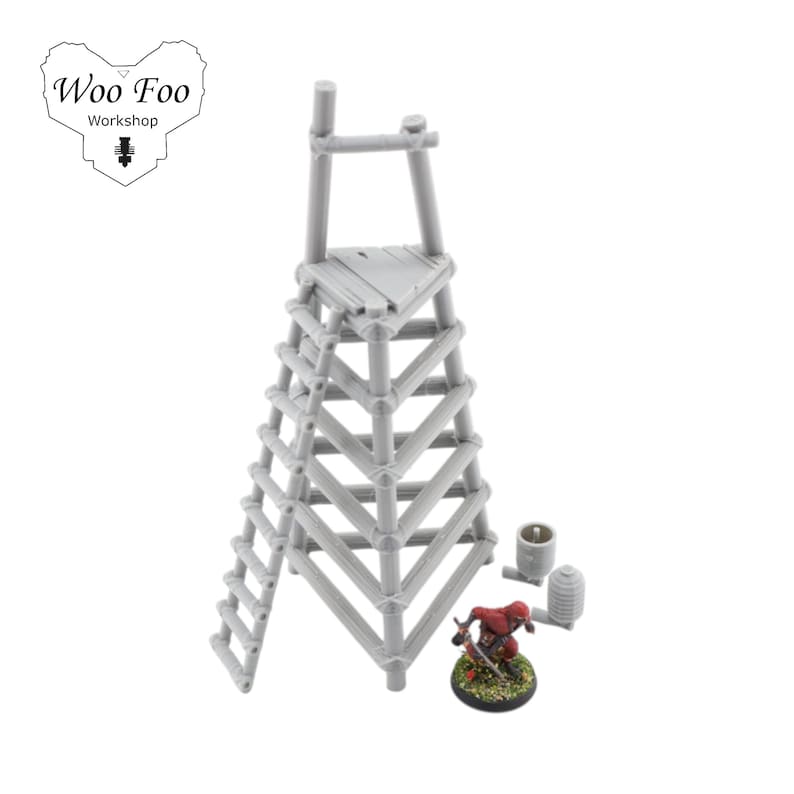 K&ouml;nnte beinhalten: Ein grauer Miniatur-Wachturm mit Leiter, Plattform und Tragwerk. Enth&auml;lt eine kleine Figur in Rot, ein Fass und weiteres Zubeh&ouml;r. Das Logo "Woo Foo Workshop" befindet sich oben links.