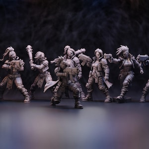 Peut inclure: Un ensemble de sept figurines miniatures gris non peintes représentant des personnages en équipement tactique. Chaque figurine présente une pose unique, certaines tenant des armes à feu, une brandissant une massue cloutée et une autre un couteau.
