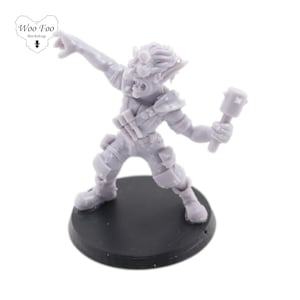 Puede incluir: Una miniatura gris impresa en 3D de una criatura similar a un goblin con un martillo en su mano derecha. La criatura lleva un cinturón con bolsas y está de pie sobre una base negra.