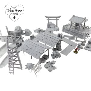 K&ouml;nnte beinhalten: Eine Sammlung unbemalter Miniaturstrukturen und Gel&auml;ndeteile f&uuml;r Tabletop-Spiele. Das Set enth&auml;lt Geb&auml;ude mit Strohd&auml;chern, ein Torii-Tor, F&auml;sser, eine Leiter und ein kleines Boot. Das Logo "Woo Foo Workshop" ist sichtbar.