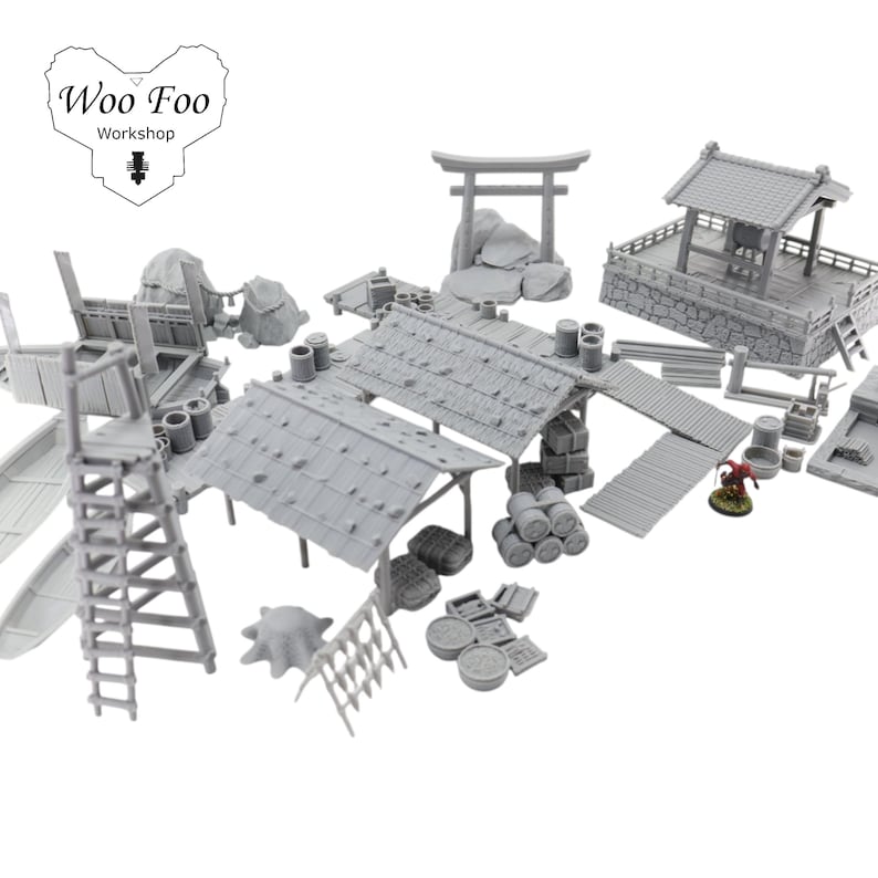 K&ouml;nnte beinhalten: Eine Sammlung unbemalter Miniaturstrukturen und Gel&auml;ndeteile f&uuml;r Tabletop-Spiele. Das Set enth&auml;lt Geb&auml;ude mit Strohd&auml;chern, ein Torii-Tor, F&auml;sser, eine Leiter und ein kleines Boot. Das Logo "Woo Foo Workshop" ist sichtbar.