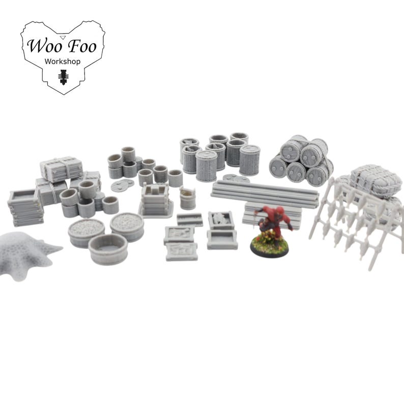 K&ouml;nnte beinhalten: Eine Sammlung von Miniatur-Gel&auml;ndeteilen in Grau f&uuml;r Tabletop-Spiele, darunter F&auml;sser, Kisten und andere Strukturen. Eine kleine, bemalte Figur in Rot und Gr&uuml;n ist ebenfalls enthalten. Das Logo "Woo Foo Workshop" befindet sich oben links.