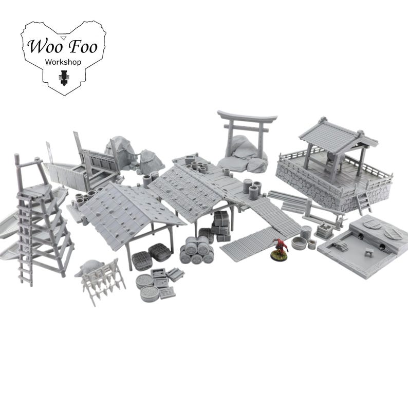K&ouml;nnte beinhalten: Eine Sammlung unbemalter Miniaturgeb&auml;ude und -strukturen im japanischen Stil, darunter ein Torii-Tor, ein Brunnen und mehrere Geb&auml;ude mit Ziegeld&auml;chern. Das Set enth&auml;lt auch F&auml;sser, eine Holzbr&uuml;cke und eine Leiter. Das Logo "Woo Foo Workshop" befindet sich oben links.