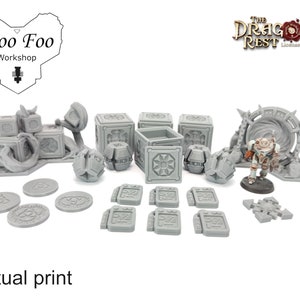 Puede incluir: Un conjunto de fichas de mazmorra en miniatura impresas en 3D y accesorios, que incluyen un portal, un personaje y varias cajas y fichas. Las fichas son grises y presentan detalles intrincados. El conjunto está etiquetado como "The Dragon's Rest Licensed Printer" y "Woo Foo Workshop".