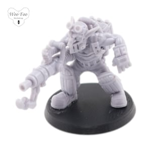 Puede incluir: Una figura en miniatura de plástico gris de un personaje de fantasía que sostiene una gran pistola. El personaje lleva gafas protectoras y una mochila. La figura está de pie sobre una base redonda negra.