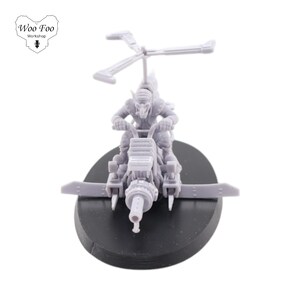 Puede incluir: Una miniatura de plástico gris de un goblin montando una moto voladora con una hélice en la parte superior. La moto tiene una pistola en la parte delantera y el goblin está sujetando el manillar.