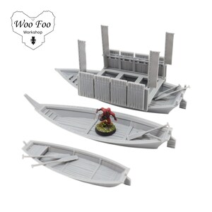 K&ouml;nnte beinhalten: Drei graue Miniaturbote, eines mit detaillierter Struktur und zwei kleinere Ruderboote. Ein Boot hat eine Miniaturfigur mit roter Kleidung. Die Boote sind wahrscheinlich f&uuml;r ein Tabletop-Spiel. Das Logo "Woo Foo Workshop" befindet sich oben links.