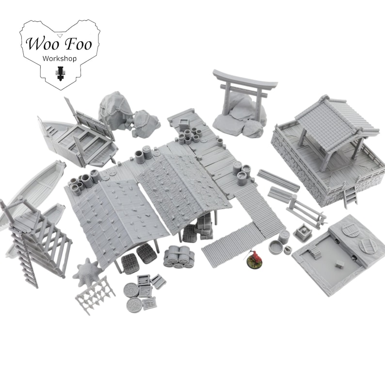 K&ouml;nnte beinhalten: Eine Sammlung grauer Miniaturstrukturen und Zubeh&ouml;r f&uuml;r ein Tabletop-Spiel. Das Set enth&auml;lt ein Boot, Geb&auml;ude, Docks, F&auml;sser und ein Torii-Tor. Das Logo "Woo Foo Workshop" befindet sich oben links.