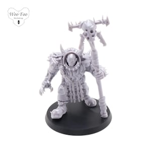 Puede incluir: Una figura en miniatura de plástico gris de una criatura fantástica que sostiene un bastón con una cabeza de calavera. La figura está de pie sobre una base circular negra.