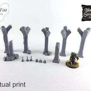 Op de afbeelding: Een set van 3D-geprinte grijze hars miniaturen van geruïneerde pilaren en bogen, perfect voor tabletop gaming of modelbouw. De set bevat een verscheidenheid aan maten en vormen, waarvan sommige gebroken of brokkelige details hebben. De pilaren zijn ontworpen om te worden gebruikt als decoratie of terreindelen voor wargames, rollenspellen of andere tabletop games.