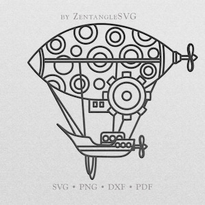 以下が含まれることがあります： パターン付きのボディとギアを持つスチームパンク飛行船の白黒線画イラスト。飛行船は後ろにプロペラがあり、下に小さなゴンドラがあります。飛行船の上に「BY ZENTANGLESVG」というテキストが表示されます。飛行船の下に「SVG - PNG - DXF - PDF」というテキストが表示されます。