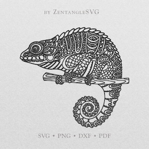 Może przedstawiać: Czarno-biała ilustracja liniowa kameleona z misternymi wzorami na ciele. Kameleon siedzi na gałęzi z ogonem owiniętym wokół niego.