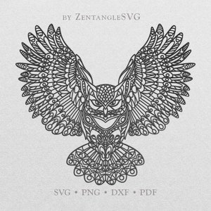 Może przedstawiać: Czarno-biała ilustracja liniowa sowy z misternymi wzorami na skrzydłach i ciele. Sowa jest w locie z rozpostartymi skrzydłami. Tekst "BY ZENTANGLESVG" i "SVG &bull; PNG &bull; DXF &bull; PDF" znajduje się pod sową.