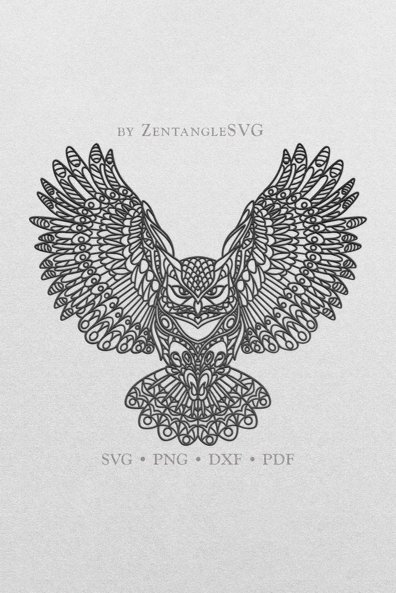Może przedstawiać: Czarno-biała ilustracja liniowa sowy z misternymi wzorami na skrzydłach i ciele. Sowa jest w locie z rozpostartymi skrzydłami. Tekst "BY ZENTANGLESVG" i "SVG &bull; PNG &bull; DXF &bull; PDF" znajduje się pod sową.