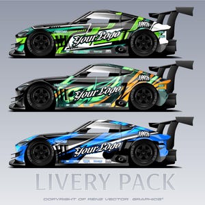 Puede incluir: Tres diseños de coches de carreras en verde, negro y azul, cada uno con una librea única. Los coches presentan el texto "Your Logo" y "100%" en sus laterales, junto con un alerón trasero. Las palabras "LIVERY PACK" están en la parte inferior.
