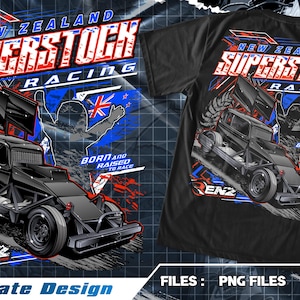 Puede incluir: Una ilustración en blanco y negro de un coche de carreras con el texto "NEW ZEALAND SUPERSTOCK RACING" en rojo y blanco. El coche está sobre un fondo azul y rojo con el texto "BORN AND RAISED TO RACE" y "ENZ".