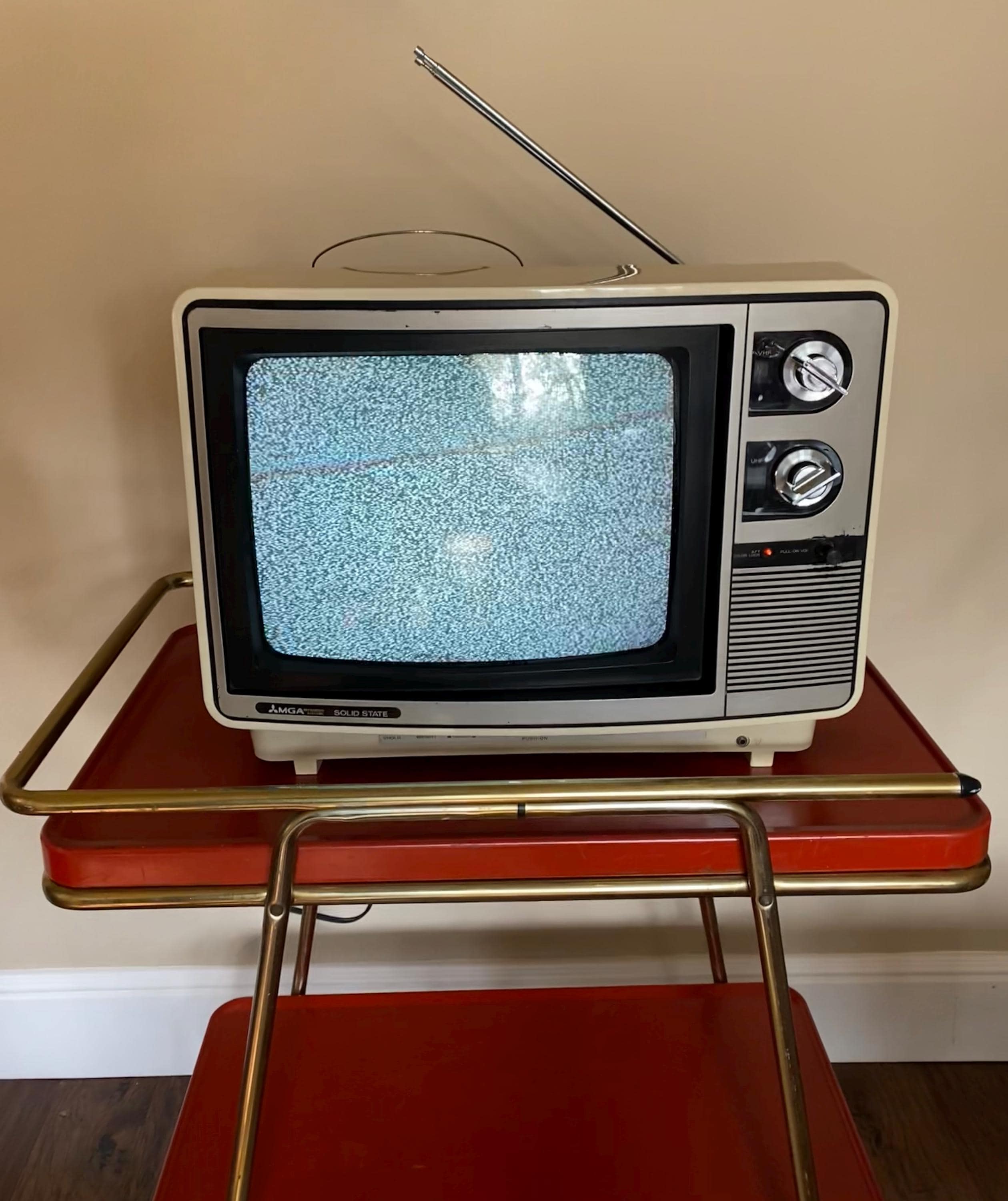 Vintage 1978 Mitsubishi MGA Portable Color TV CS-1302 – 13
