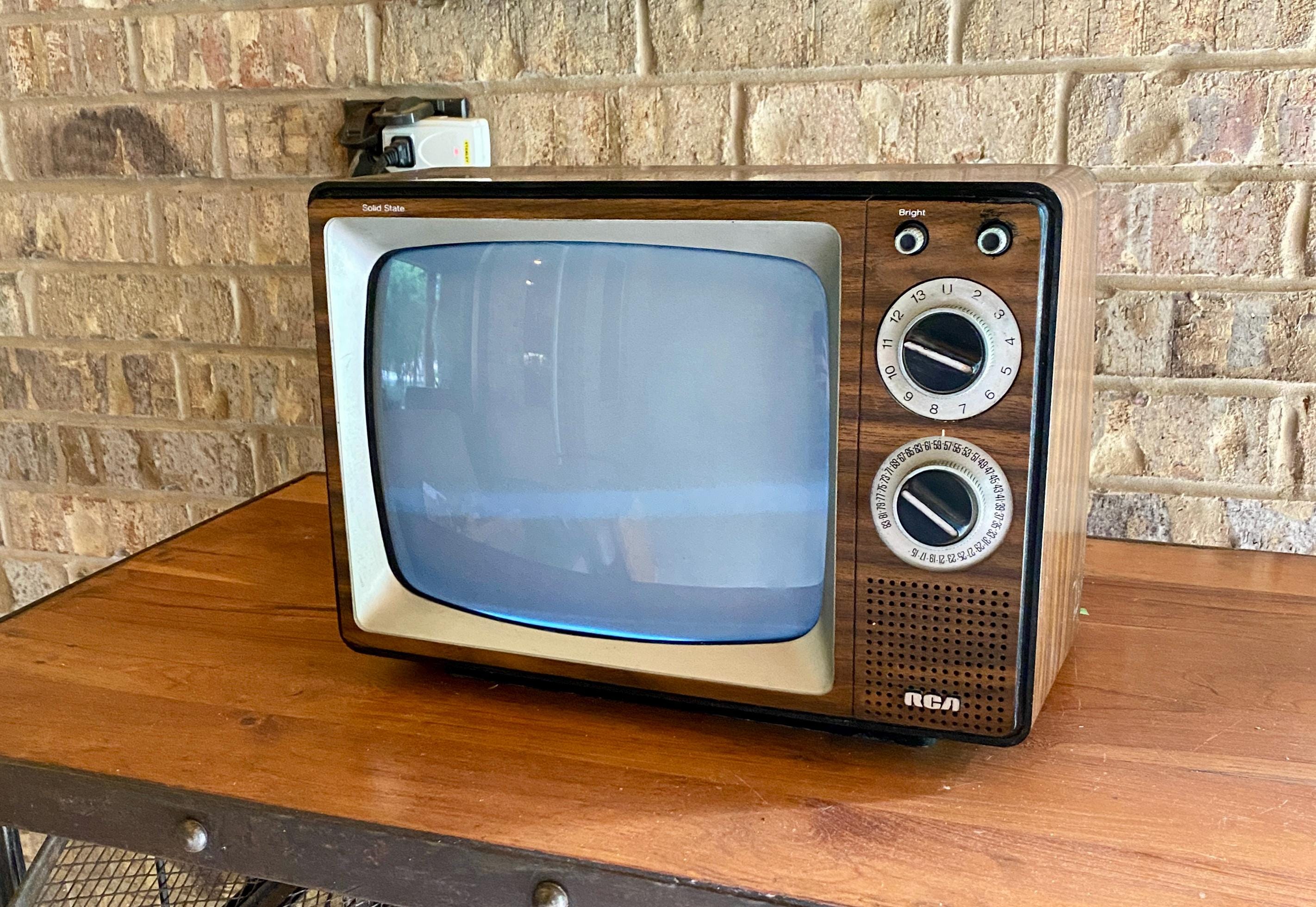 Vintage RCA Solid State Television (1970s) • Woodgrain Retro TV