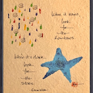 Cuando llueva, busca arcoíris. Cuando esté oscuro, busca estrellas. - Oscar Wilde ... Póster de papel hecho a mano pintado a mano.