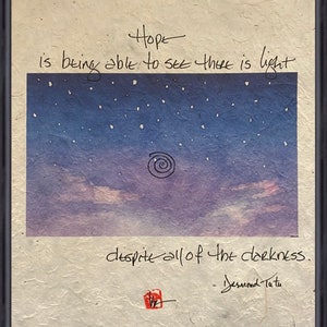 La esperanza es poder ver que hay luz a pesar de toda la oscuridad... póster de papel pintado a mano.