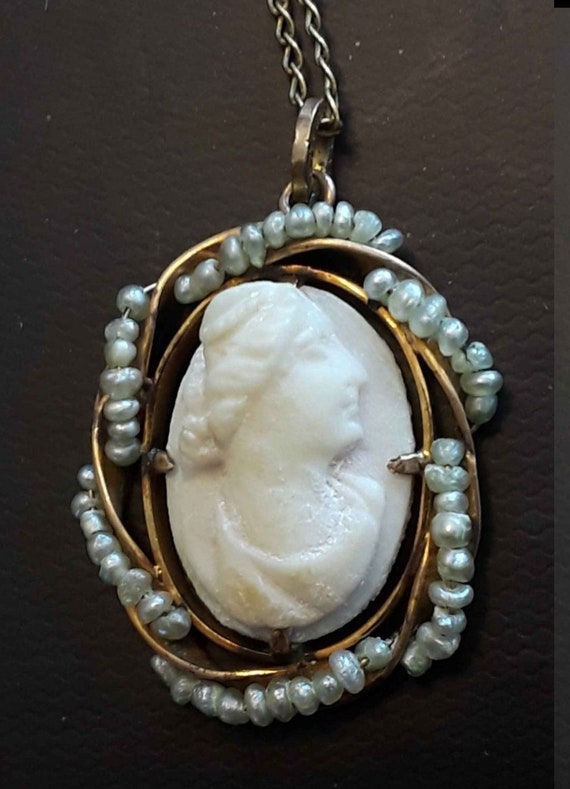 10k gold & pearl Cameo pendant