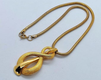 Vintage pendant with gold tone snake chain and pendant, Collectors costume jewelry, Gold tone pendant necklace, Classic vintage necklace