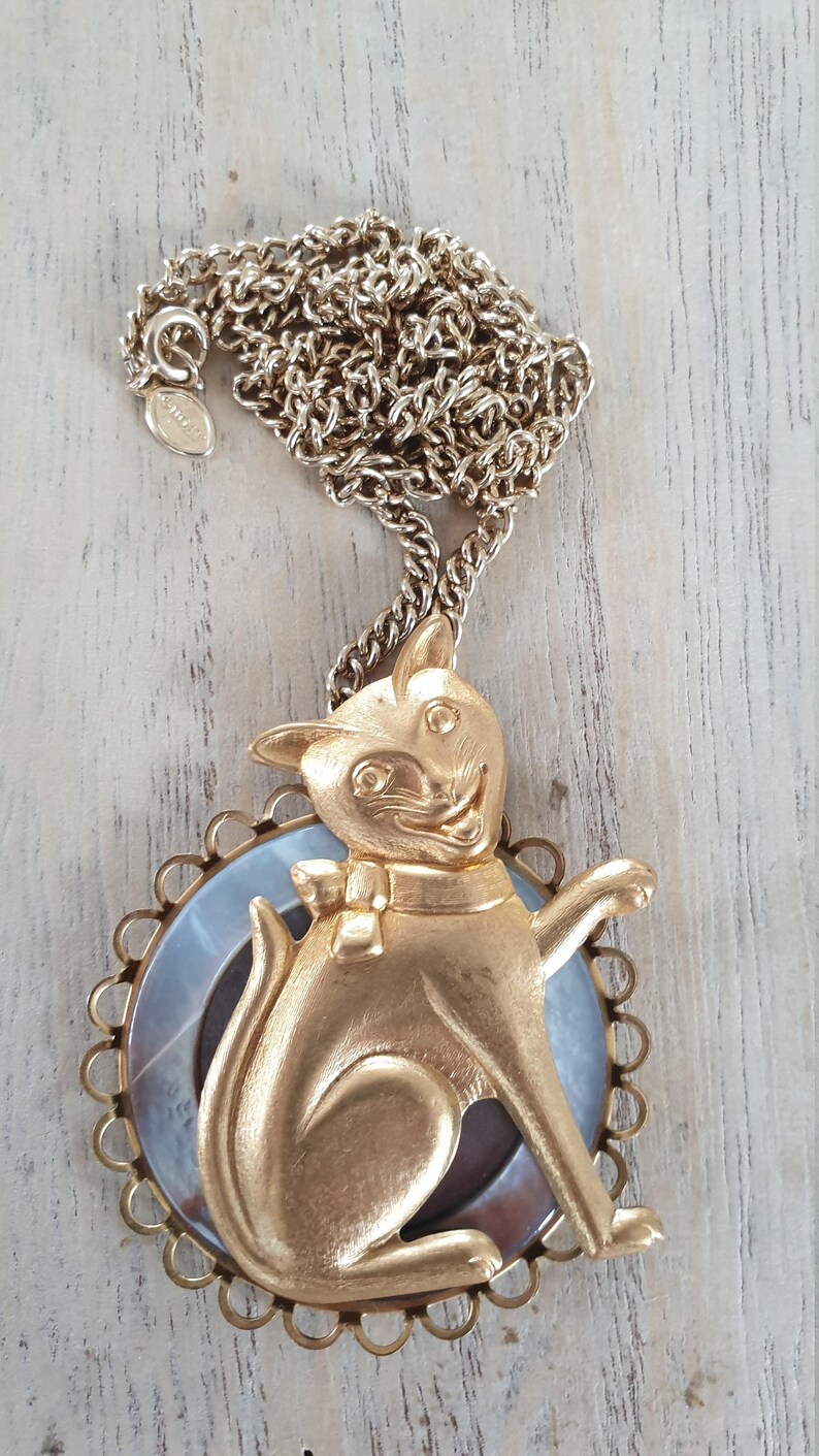Vintage AVON pendant necklace with mother of pearl /& gold tone cat Costume jewelry gift Cat lovers vintage jewellery