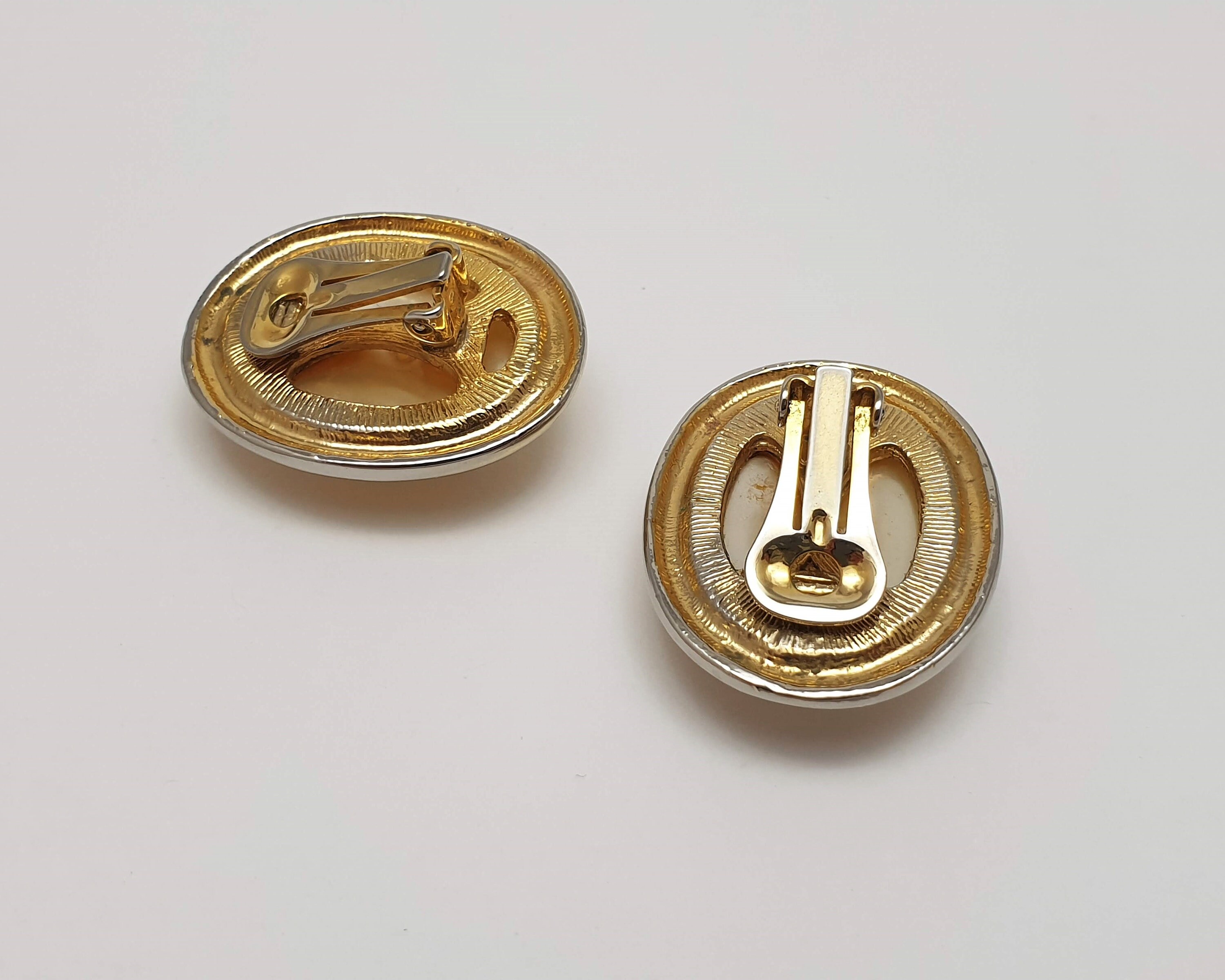 ■VINTAGE HOLLYWOOD■ Color Clip Earrings VH239OEA006B Large Gold Tone Ribbon Clip on Earrings, 1980s Large Gold