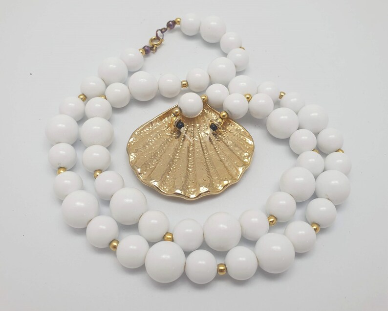 Sea shell jewellery Vintage pendant with goldtone shell /& white lucite beads Vintage pendant jewellery Costume jewelry Ocean gift