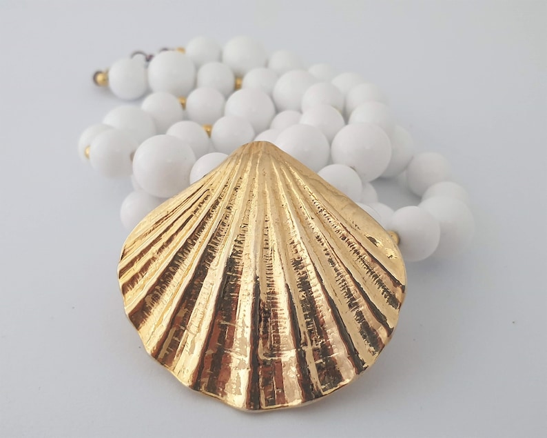 Sea shell jewellery Vintage pendant with goldtone shell /& white lucite beads Vintage pendant jewellery Costume jewelry Ocean gift