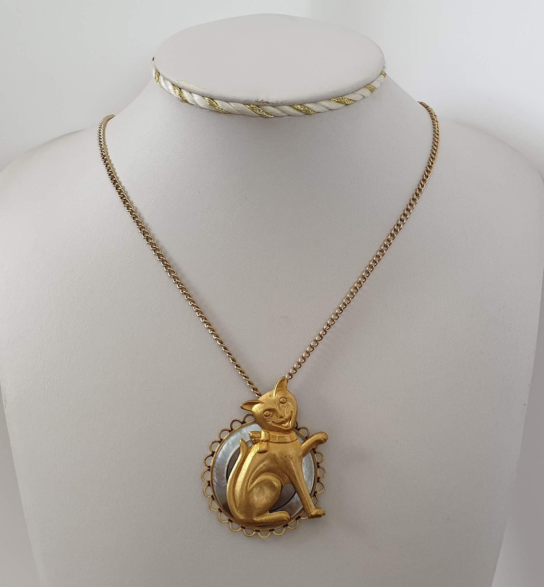 Vintage AVON pendant necklace with mother of pearl /& gold tone cat Costume jewelry gift Cat lovers vintage jewellery