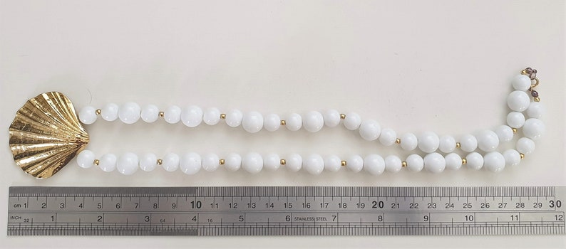 Sea shell jewellery Vintage pendant with goldtone shell /& white lucite beads Vintage pendant jewellery Costume jewelry Ocean gift