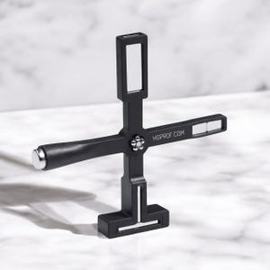 Pode incluir: Uma ferramenta de metal preto com uma alça e quatro braços. Cada braço tem uma tira magnética. A ferramenta é etiquetada com "HGPROF.COM".