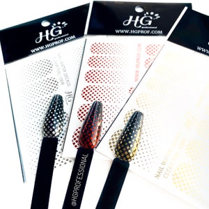 Puede incluir: Tres hojas de calcoman&iacute;as de agua para u&ntilde;as con un patr&oacute;n de estrellas. Las calcoman&iacute;as son de color dorado, rojo y plateado. Las hojas est&aacute;n etiquetadas con el nombre de la marca "HG" y el sitio web "www.hgprof.com".