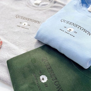 Queenstown Sheep Embroidered Sweatshirt, Queenstown New Zealand Sweater, Vintage 90s Jumper Embroidery, Tourist City Crewnecks