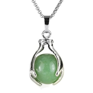 Colgante de bola de aventurina verde entre las manos