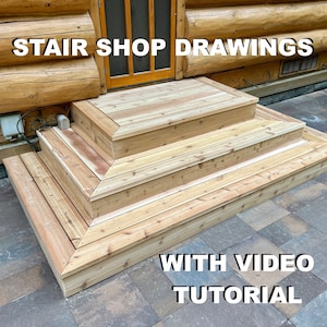 Puede incluir: Un conjunto de escaleras de madera que conducen a la puerta de una cabaña de troncos. Las escaleras están hechas de madera natural y tienen un aspecto rústico. El texto "STAIR SHOP DRAWINGS WITH VIDEO TUTORIAL" está impreso en la imagen.