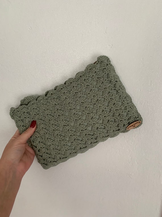 Pochette all'uncinetto verde salvia con tirazip Italia
