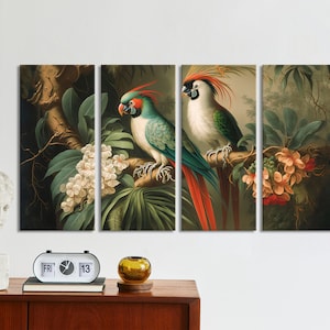 Può includere: Opera d'arte in quattro pannelli con due pappagalli dai colori vivaci appollaiati su un ramo in mezzo a un fogliame lussureggiante. I pappagalli hanno piume rosse, verdi e blu. L'opera d'arte ha un'estetica vintage.