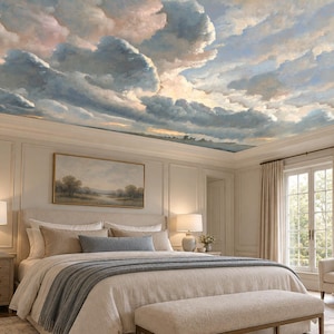 Puede incluir: Un mural de techo que presenta una pintura detallada de un cielo nublado con tonos suaves de azul, blanco y rosa. La obra de arte representa una vasta extensión de nubes esponjosas, creando una atmósfera inmersiva en el dormitorio mostrado.