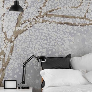 咲き誇る桜の大きな木の壁紙 剥がして貼るタイプまたは不織布タイプ 白い花 ライト壁画 桜 壁装 モダン グレー 自然
