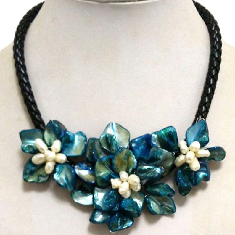 White flower garland petal pearl necklace