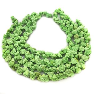 Hilo suelto de cuentas talladas con flores de turquesa verde de 16 pulgadas