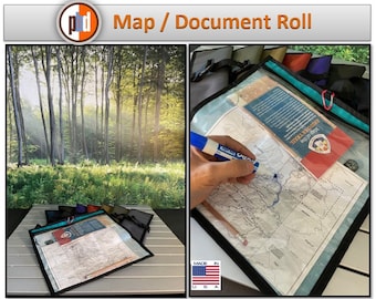 Puede incluir: Una funda transparente de plástico para mapas con una cremallera negra y un tirador de cremallera turquesa. La funda está abierta y se puede ver un mapa en el interior. El mapa está titulado "Arizona Trail Map of the" y muestra una ruta de senderismo. Una mano sostiene un marcador azul y traza la ruta de senderismo en el mapa.