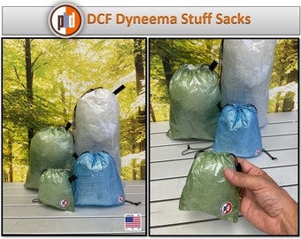 Puede incluir: Cuatro bolsas de almacenamiento de Dyneema ligeras, translúcidas, de diferentes tamaños, en verde y azul. Las bolsas están hechas en los Estados Unidos y cuentan con un cierre de cordón.