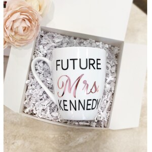 Zukünftige Frau Verlobungsbecher, Im verlobt, Braut Geschenk-Set, personalisierte zukünftige Frau Becher, Geschenk für Braut, zukünftige Frau Geschenkidee, zukünftige Braut Becher