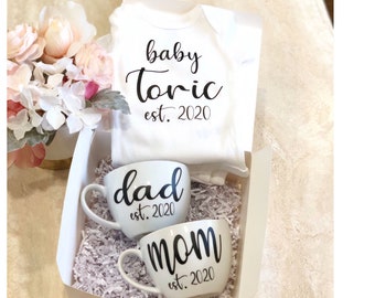 New Parents baby gift box, New mom, new baby gift set, new baby gift basket, baby shower gift basket, mom to be gift set, dad to be gift