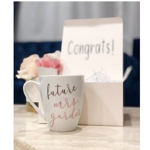 Rose Gold Zukunft Frau Verlobung Becher, personalisierte Zukunft Frau Becher, Geschenk für Braut, zukünftige Frau Geschenkidee, Nachname Becher, zukünftige Braut Becher