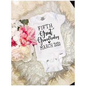 Puede incluir: Un body blanco para bebé con texto negro que dice "FIFTH Great Grandbaby MARCH 2020" con un pequeño corazón dorado.