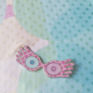 Weird Girl Magical Brille Emaille Pin LE 50